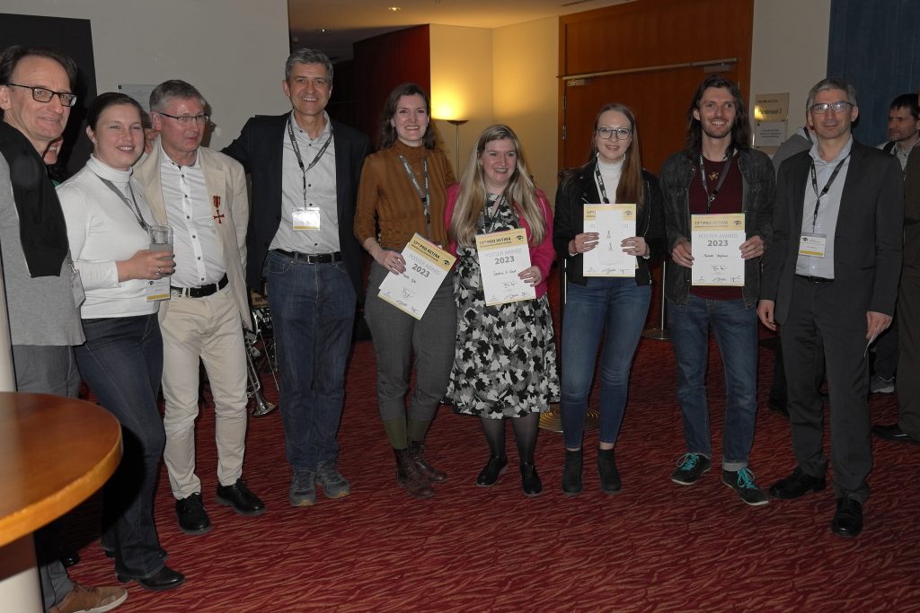 Das Bild zeigt die Posterpreisträger und Jury (von links nach rechts) :

 

Prof. Marius Ader, (Prof. Diana Pauly, ist aber zu 95% verdeckt und nicht zu erkennen), Prof. Antje Grosche, Franz Badura, Prof. Thomas Langmann, Monika Ayten, Sandrine Künzel, Juliane Schikora, Alexander Neugebauer, Prof. Peter Charbel-Issa