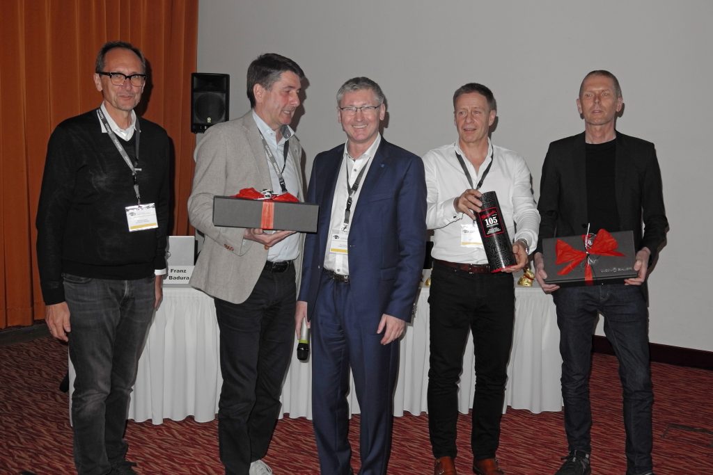 Das Bild zeigt die Ehrung des ehemaligen Orga-Teams (von links nach rechts) :
Reinhard Rubow, Bernhard Weber, Franz Badura, Olaf Strauss, Klaus Rüther