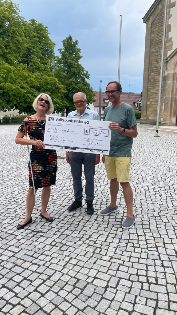 Die HEM-Schwerger Stiftung wieder eine erfolgreiche EURO-TANDEM TOUR 2022 veranstaltet. Das Bild zeigt die Scheckübergabe in Neuhausen (Fildern) von links nach rechts: Maren Schwerger (ETT-Projektleiterin), Horst Schwerger (HEM-Schwerger-Stiftung), Reinhard Rubow (Pro Retina – Stiftung zur Verhütung von Blindheit)Scheckübergabe der ETT Spende 2022